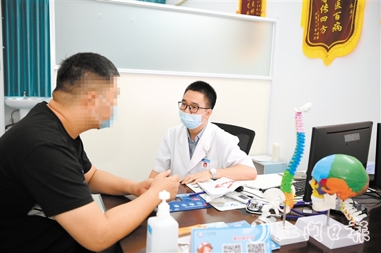 溫力生為疼痛患者看診。