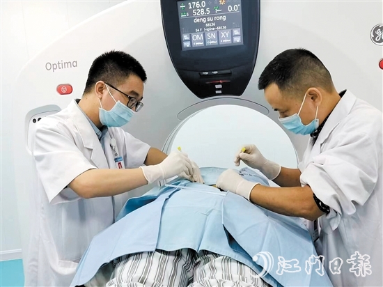 溫力生與林均練在CT引導(dǎo)下對(duì)患者進(jìn)行治療。
