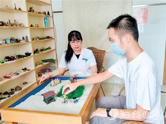 心理治療師為“開學(xué)綜合征”學(xué)生進行沙盤治療。