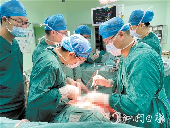 王廣闊和同事開展手術(shù)救治腹主動脈瘤破裂患者。