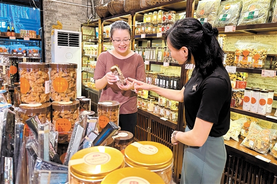 美籍華人李旻禧在草坪里經(jīng)營土特產(chǎn)店和咖啡店。