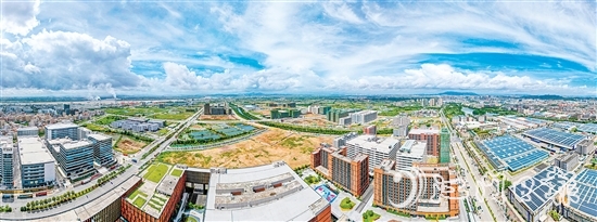 江海區(qū)產(chǎn)業(yè)新城拔地而起，駛?cè)氚l(fā)展快車道。邱昱