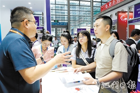 江海區(qū)招商干部在深圳展會招商。何榕