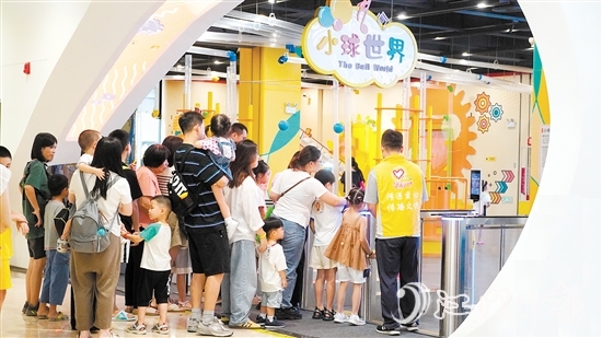 近年來，江海區(qū)人口大幅增長。區(qū)科技館深受家長和小朋友的歡迎。陳嬋