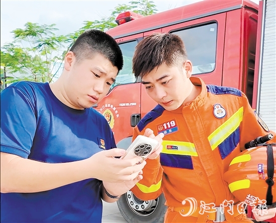 陳澎指導(dǎo)同事在新媒體平臺進行消防宣傳。