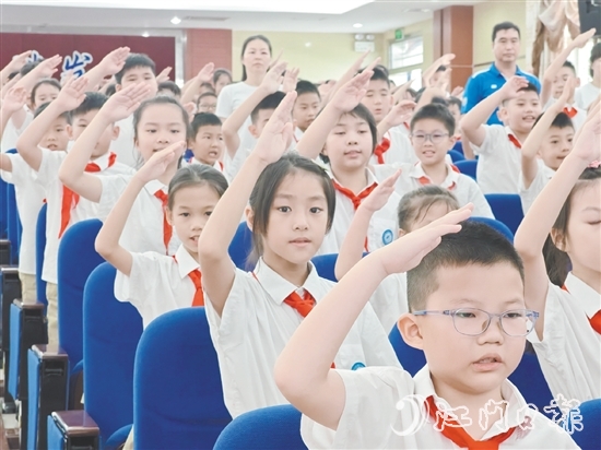 江華小學(xué)學(xué)生在開學(xué)典禮上齊唱《驕傲的少年》，鼓勵自己成為生活和學(xué)習(xí)中的冠軍。郭永樂