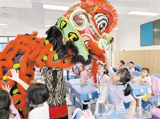 鶴山一中附小邀請醒獅隊到課室送祝福，學(xué)生與醒獅進(jìn)行互動。陳佩筠