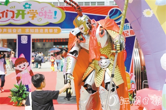 鶴山碧桂園學(xué)校老師扮演孫悟空迎接學(xué)生到校。