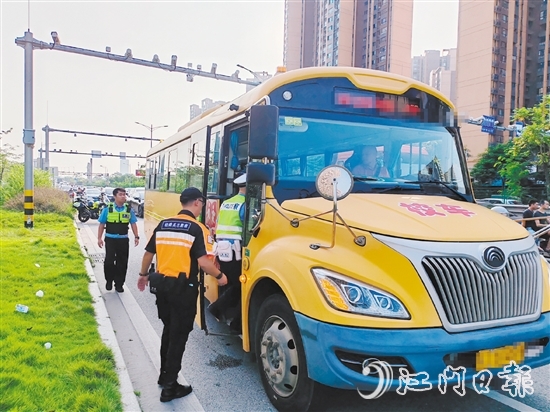 江門市輕騎兵交通志愿服務(wù)隊(duì)志愿者和交警走上校車開展交通安全宣傳。