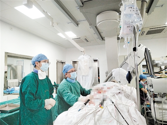 醫(yī)生為患者施行心外膜室速射頻消融術(shù)。