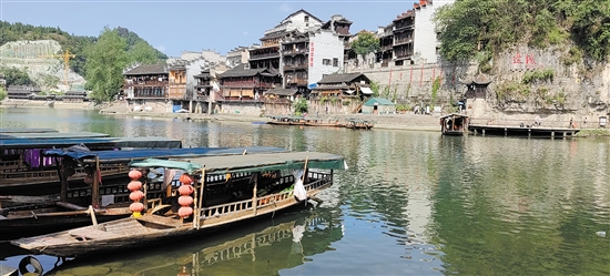 邊城茶峒景區(qū)古色古香。