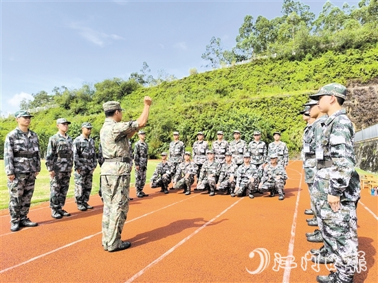 預(yù)定新兵頭頂烈日，在教練員的指揮下進(jìn)行訓(xùn)練。