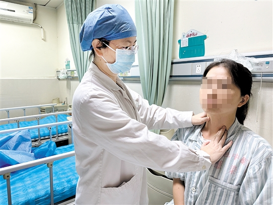 醫(yī)生幫患者檢查甲狀腺。