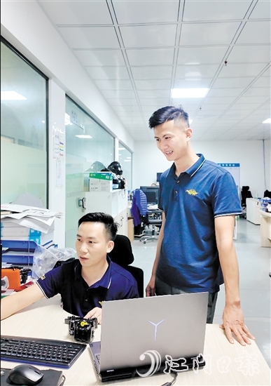 喻廣正與團隊成員討論研發(fā)細節(jié)。