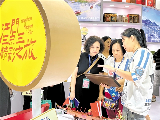 工作人員向觀眾介紹文創(chuàng)產(chǎn)品。