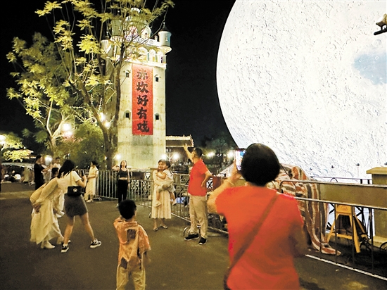 市民游客在赤坎華僑古鎮(zhèn)拍照留念。
