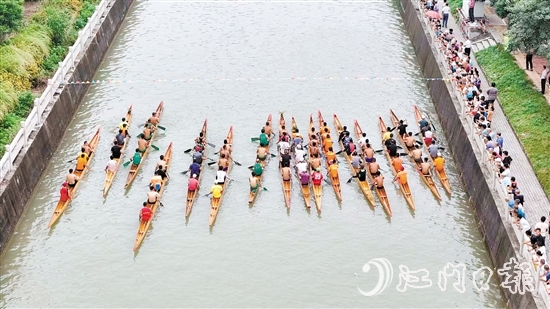 中秋假期，外海街道開展五人艇爭(zhēng)霸賽訓(xùn)練賽，吸引群眾駐足觀賽。劉瓊