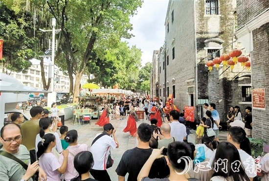 “月滿啟明里”中秋游園會(huì)熱鬧非凡。