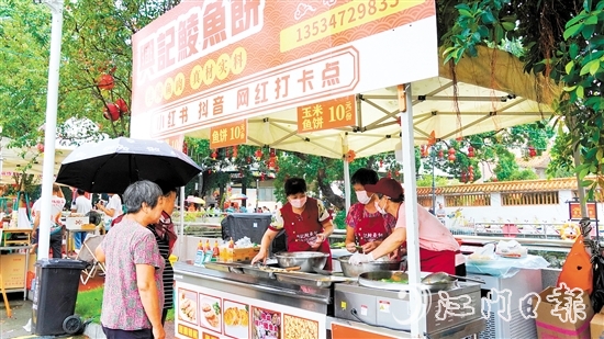 在荷塘鎮(zhèn)高村村，假期魚(yú)餅攤檔頗受歡迎。