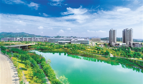 新會智造產(chǎn)業(yè)園鳳山湖園區(qū)納入江門市大型產(chǎn)業(yè)集聚區(qū)北組團范圍，是中歐（江門）中小企業(yè)國際合作區(qū)的重要組成部分，同時納入省產(chǎn)業(yè)轉(zhuǎn)移工業(yè)園管理，已落戶項目7個（投試產(chǎn)項目4個），2023年實現(xiàn)規(guī)上工業(yè)產(chǎn)值約22.65億元。
