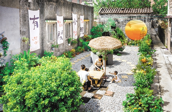 大澤鎮(zhèn)蓮塘村是廣東省“百千萬工程”典型村，該村把推進“美麗庭院”建設(shè)作為婦女群眾參與實施“百千萬工程”的有效途徑，助力農(nóng)村人居環(huán)境改善和鄉(xiāng)風文明提升。