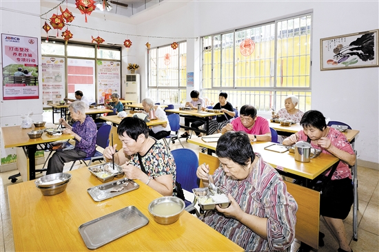 北門社區(qū)長者食堂是新會區(qū)首家投入運營的長者食堂，由維達慈善基金會資助。目前，會城街道共有3家社區(qū)長者食堂，解決了100多名長者每天的膳食問題。
