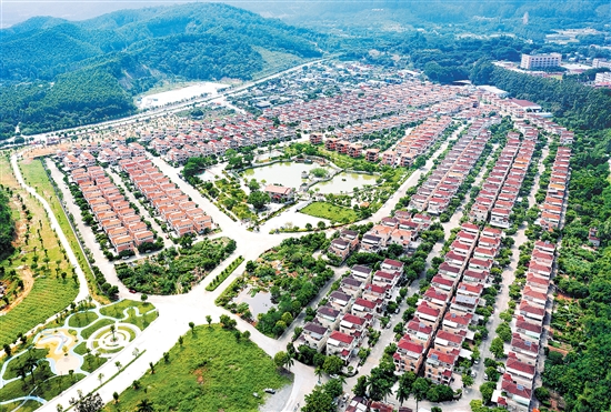 2023年，會城街道奇榜村集體收入突破6000萬元。圖為奇榜新村按園林小區(qū)模式整體規(guī)劃、統(tǒng)一標準建設(shè)的401幢農(nóng)民別墅。