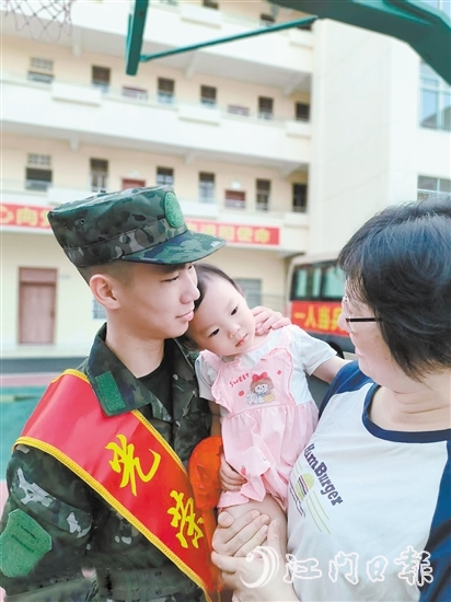 張城昊與依依不舍的妹妹。