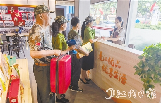 退役軍人們走進(jìn)“蓬江優(yōu)品”青年廣場(chǎng)店選購(gòu)商品。