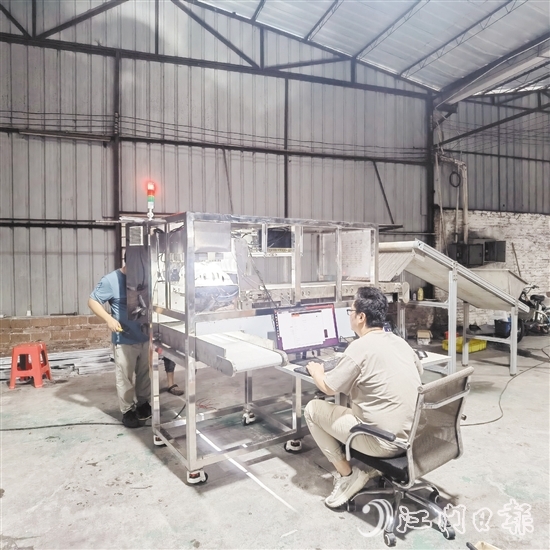 鷹視光電工作人員正在對(duì)AI視覺檢測(cè)設(shè)備進(jìn)行調(diào)試。