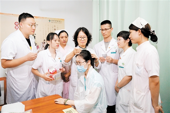 “簡(jiǎn)便驗(yàn)廉”的中醫(yī)藥服務(wù)，受到百姓歡迎。