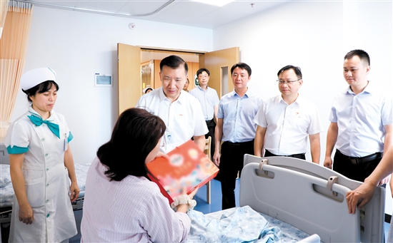 江門市人民醫(yī)院領(lǐng)導探望患者。