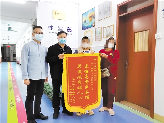 患者康復(fù)后向江門(mén)市結(jié)核病防治所贈(zèng)送錦旗表示感謝。