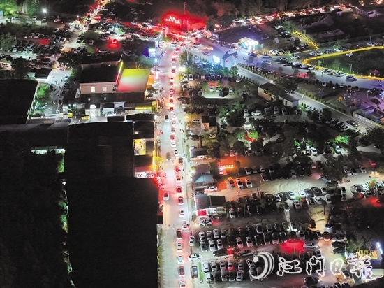 來(lái)五洞村品嘗牛肉的市民游客眾多，村內(nèi)不時(shí)形成“車龍”。