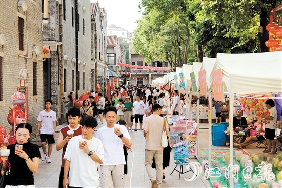 啟明里的國(guó)潮市集熱鬧非凡。