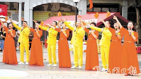 江門和美合唱團(tuán)的團(tuán)員們用真摯的情感和動(dòng)人的歌聲向祖國(guó)送上祝福。