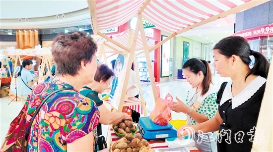 市民在展銷會(huì)上購(gòu)買天等縣特色農(nóng)產(chǎn)品。