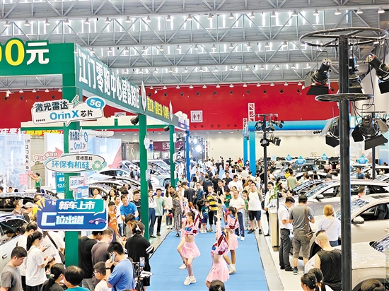 在2024江門“十一”國際車展現(xiàn)場，人們忙著挑選心儀的靚車。