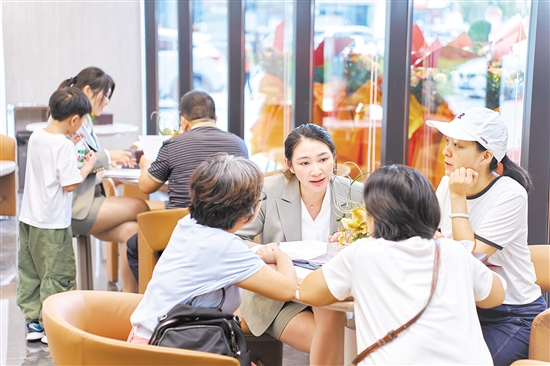今年國(guó)慶假期，全市主要房地產(chǎn)項(xiàng)目認(rèn)購(gòu)近2300套,圖為銷售人員在接待客人。