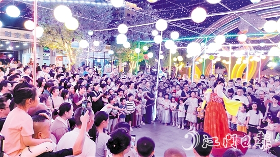 白水帶繽紛樂園內(nèi)，精彩節(jié)目層出不窮，吸引游客觀看。受訪者供圖