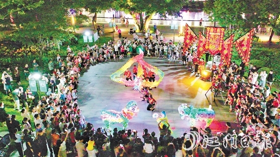 夜光龍在夜空中翻騰，金光閃閃，威武霸氣。付師華