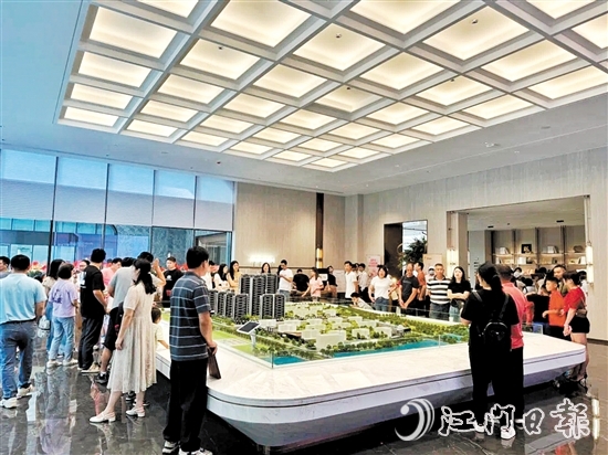 國慶假期，鶴山各大樓盤推出優(yōu)惠活動(dòng)，吸引不少市民前往選購。