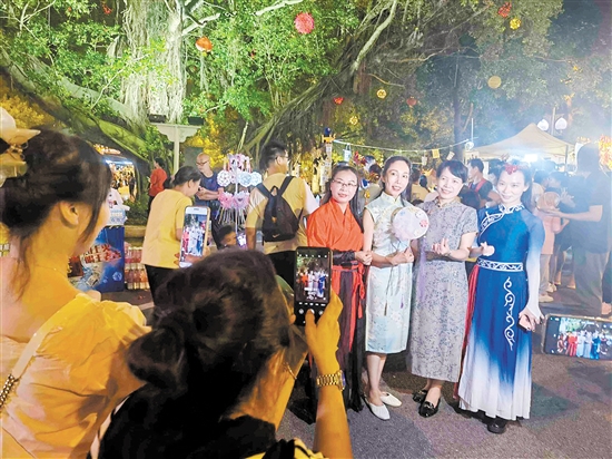 圭峰山重陽文化創(chuàng)意集市的舉辦更添濃厚節(jié)日氣氛。