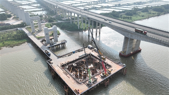 施工人員對(duì)深江鐵路跨虎跳門(mén)水道主橋17號(hào)主塔進(jìn)行混凝土封底灌注。