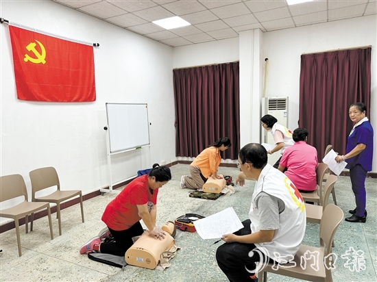 老師指導(dǎo)學(xué)員進(jìn)行實(shí)操練習(xí)。