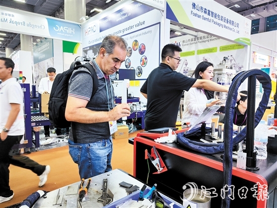 國(guó)外客商在安德激光展位參觀。