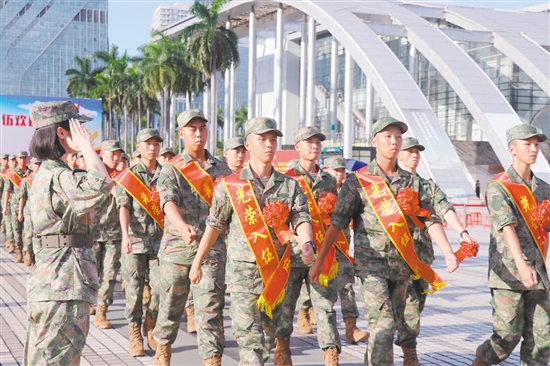 我市舉行隆重的新兵歡送儀式。朱磊磊