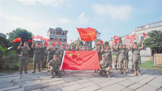 周文雍陳鐵軍民兵連在碉樓前慶祝新中國成立75周年。