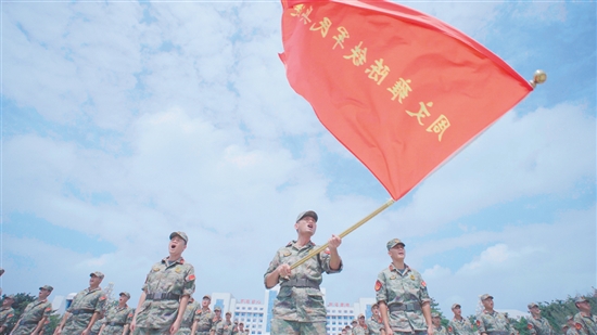周文雍陳鐵軍民兵連深情歌頌祖國。