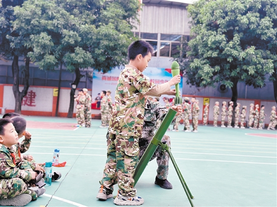 越塘小學學生正在體驗軍事技能實操。